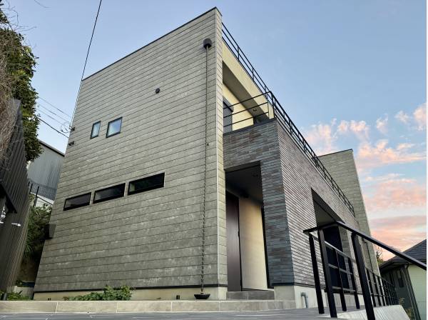 モダン建築の無駄のないファサード