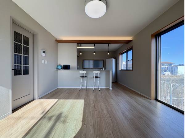 日差しが差し込むリビングダイニング、カフェの様な間接照明付き。