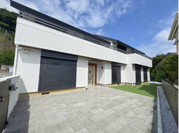 敷地にゆとりが！庭とテラス部分だけで家が建ちそう。