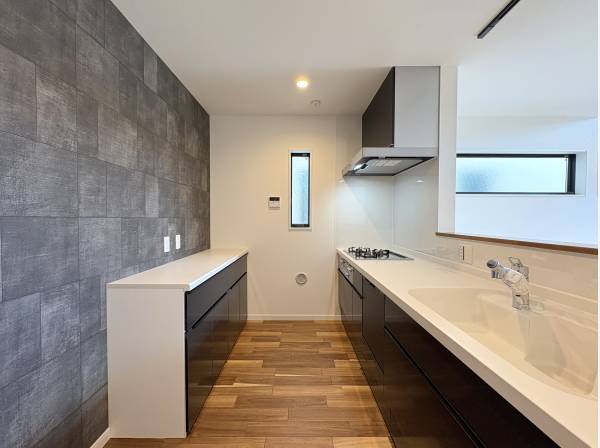 背面収納も備えたキッチン