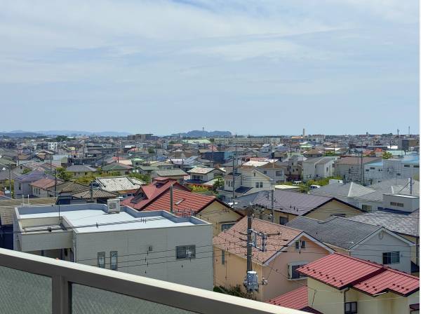 江の島も見えますね。その奥には鎌倉、葉山方面の山並みが。花火が楽しみ♪