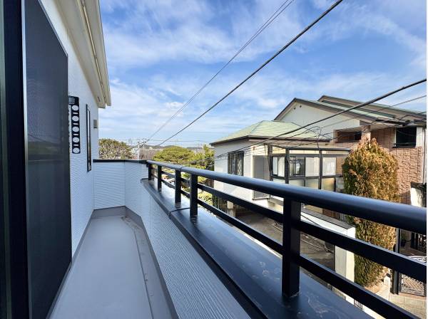 バルコニーからは静かな街並みが望めます。