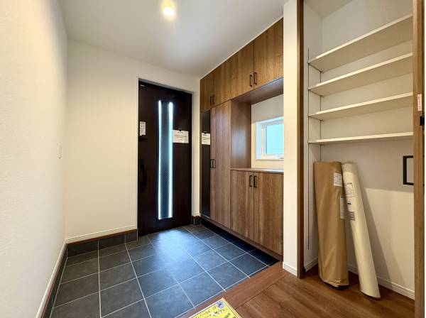 玄関もゆとり上がり収納もたっぷりです。