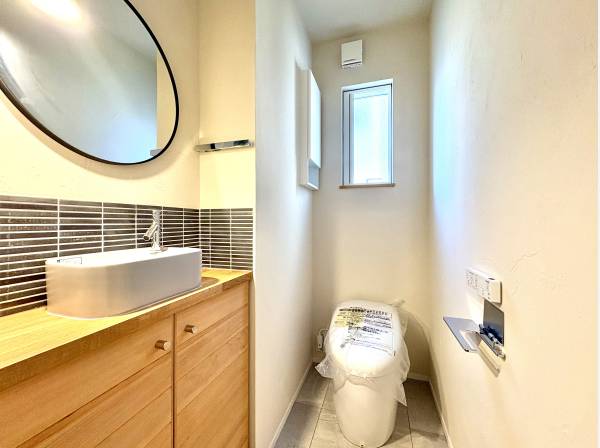 手洗いカウンター付きのタンクレストイレ