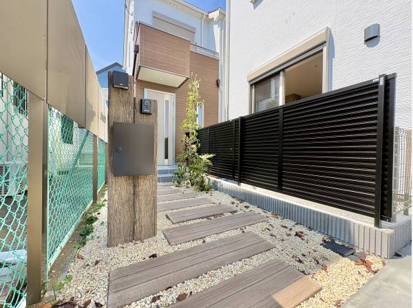 湘南の閑静な住宅地に馴染む、落ち着いた色合いの外観です