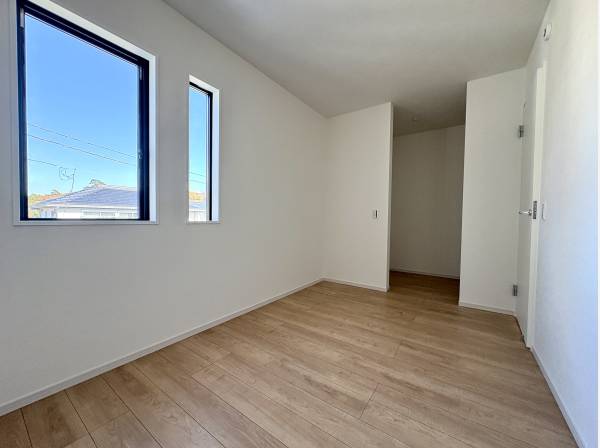 ふたつの窓から差し込む光が優しく広がる明るい居室