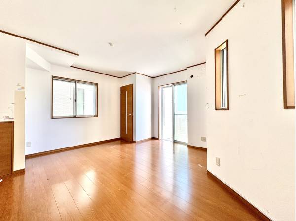 窓が多く日当たり良好なリビング