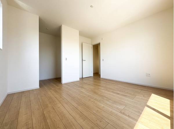 風が通り抜けるオープンタイプのWICが寄り添う主寝室