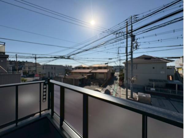 リビングからは素敵なバルコニーへ