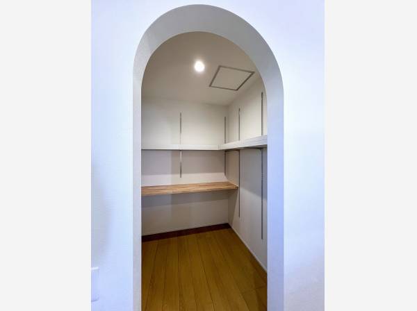 可愛らしいアーチ状の出入口の奥に広がる大容量のパントリー