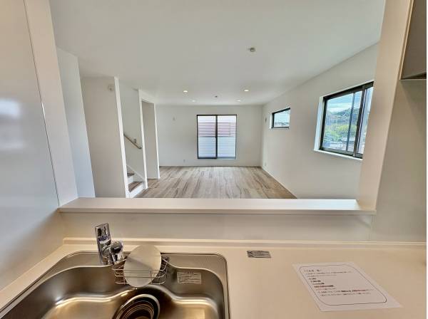 キッチンから家族と会話が出来ますね！