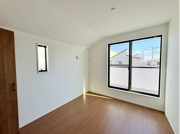 2階洋室。天井屋根が空間を広く感じさせます