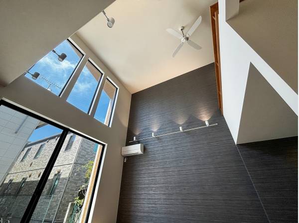 高い天井、ハイサイドの窓から光が降り注ぎます