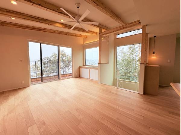 窓が広く開放的なLDK