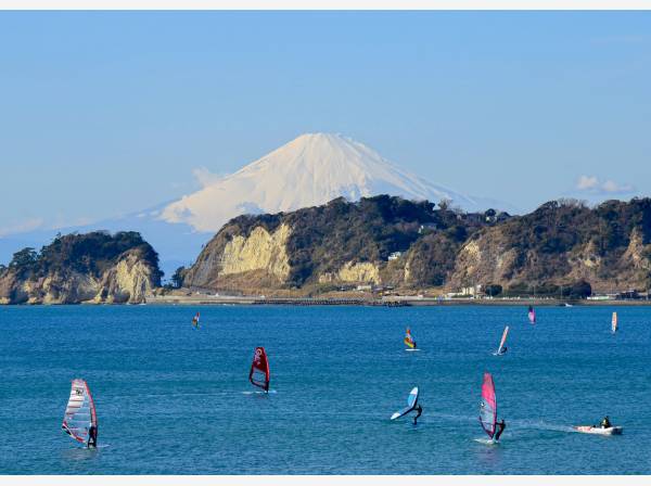 穏やかな材木座海岸まで歩いて２分（約130ｍ)