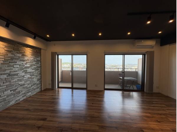 キッチンからリビングを見ています