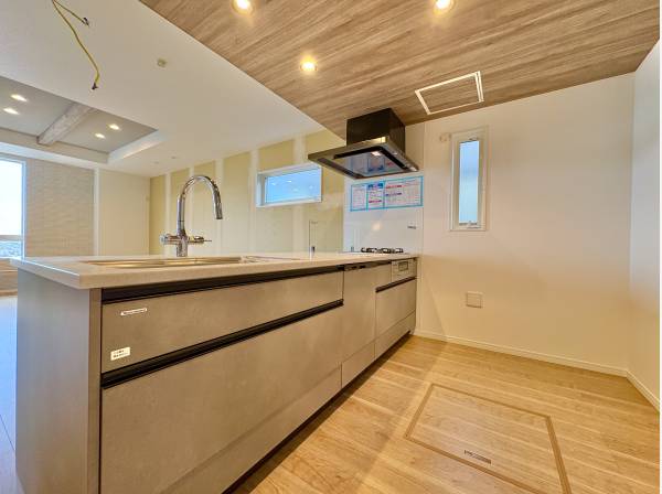 キッチンは対面式なのでリビング側を見渡すことが出来ます。