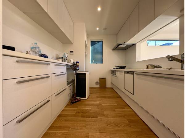 カップボードや吊戸棚が配置されたキッチン