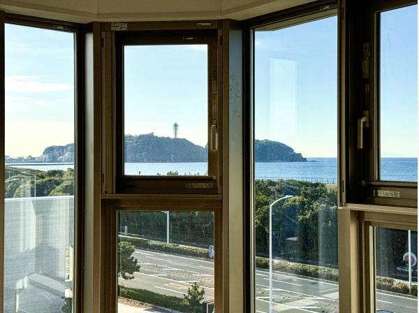 リビングソファーに腰を掛け、海と江の島を眺めることができます