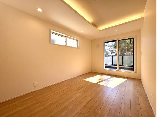 主寝室はお利上げ天井で間接照明が上質な空間を演出