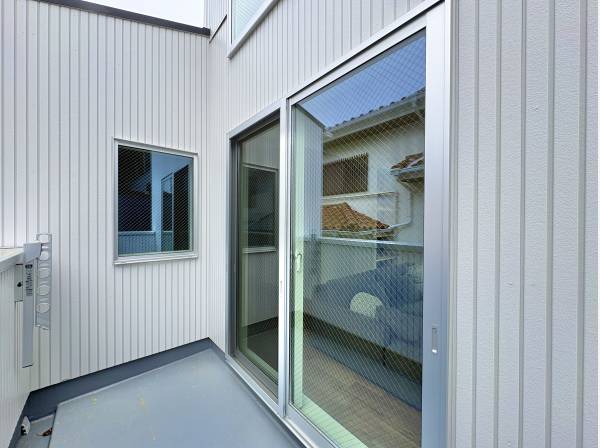 陽光が差込むバルコニー、洗濯物も気持ちよさそうにそよぎます