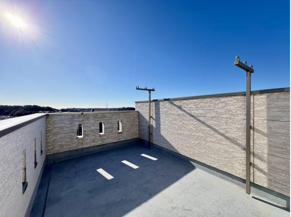 広い空を望むルーフバルコニー