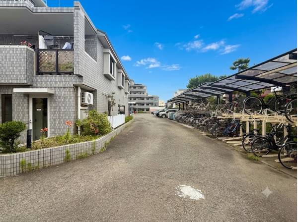 屋根付きの駐輪場完備！敷地内は綺麗に管理されています
