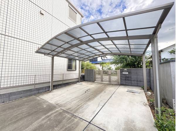 雨や夏の日照りから愛車を守るカーポート付きの駐車スペース