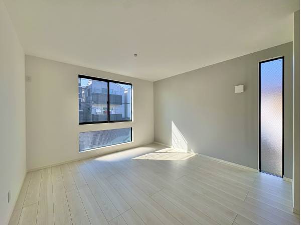 窓からの日差しがリビングまで届きオープンな空間を生み出すLDK