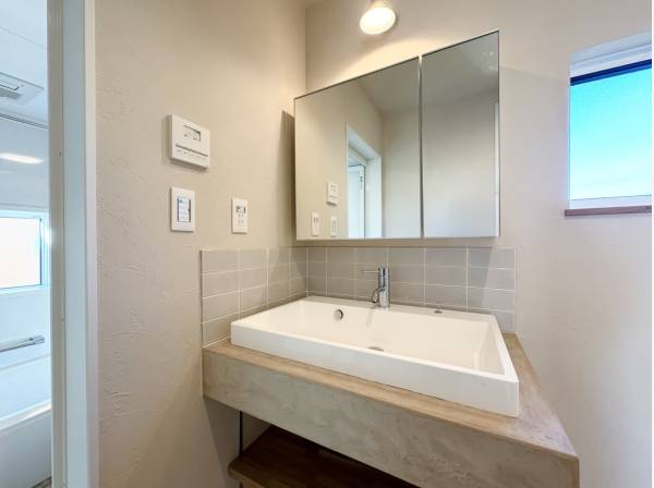 造作の洗面化粧台