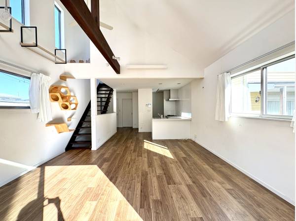 リビングからウッドデッキへはシームレスに繋がります。