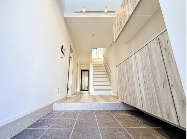 玄関ホールは吹き抜けで解放感がございます♪