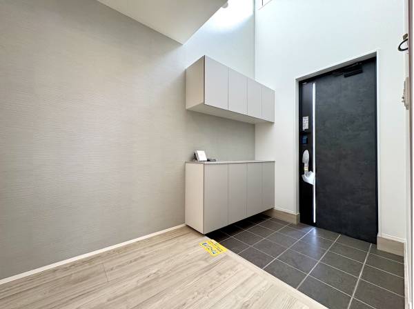 吹き抜け空間の玄関スペース