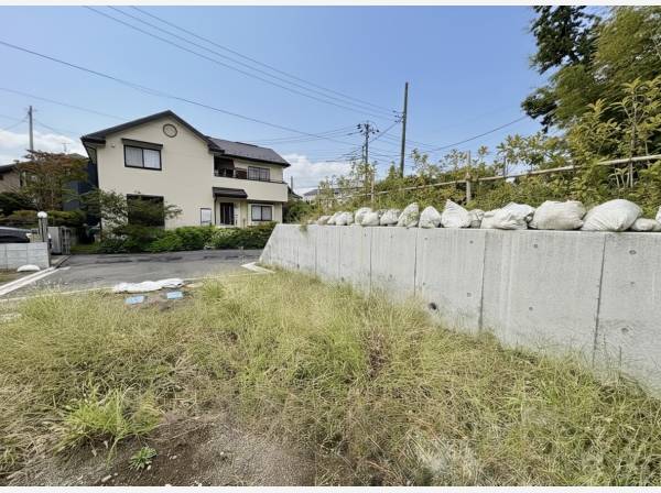 前面道路も広く開放感がございます。