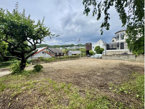 葉山の高台・閑静な住宅街に佇む土地です。