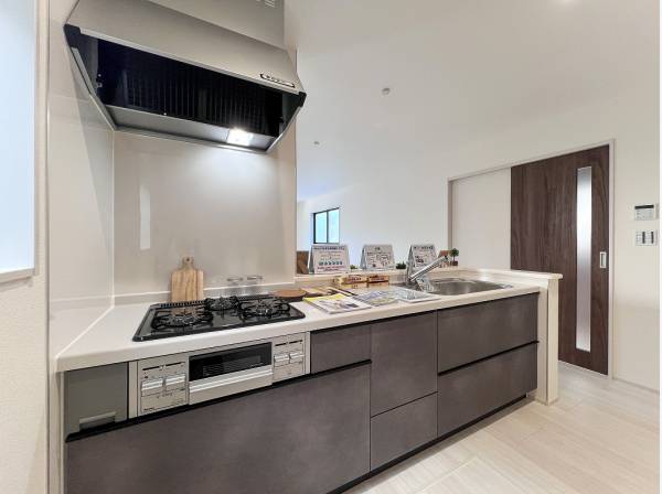 玄関から扉一つでアクセスできるキッチンはお買い物が多い日も快適