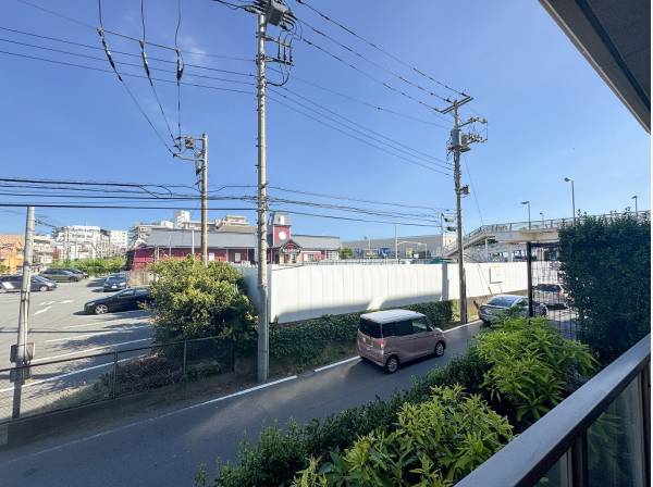 海へと繋がる歩道橋と新江ノ島水族館がすぐそこに見えるロケーション