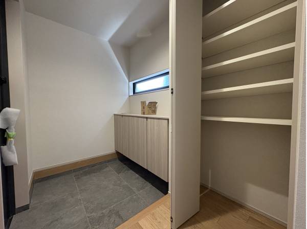 玄関スペースも広々としております。