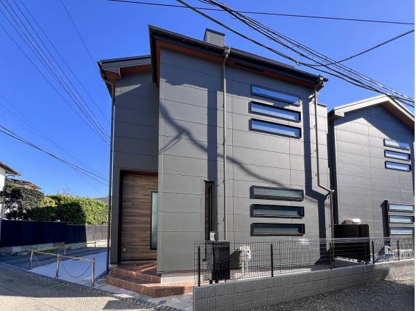 開放感のある角地に佇むモダンなお住まいです