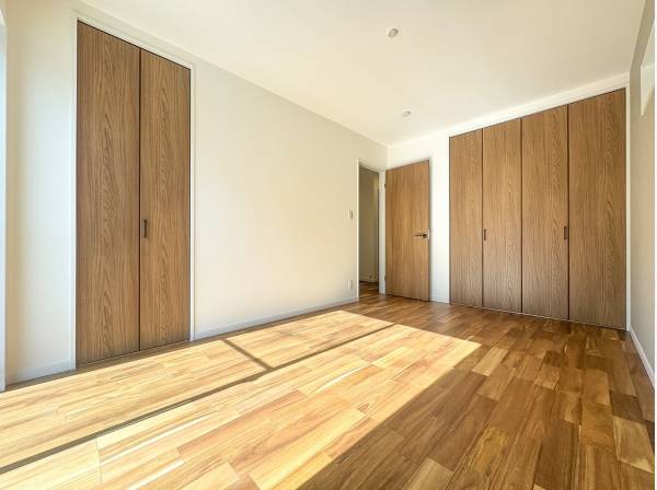 2ヵ所にクローゼットのある洋室