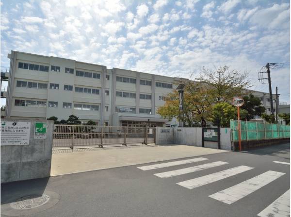 西浜中学校まで約900ｍ