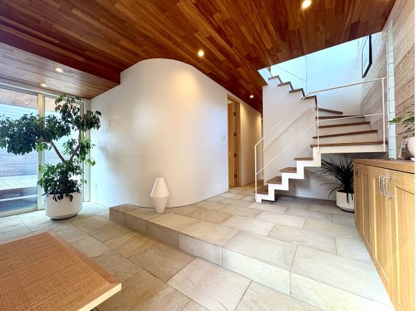 美しい暮らしの始まりを予感させる上質なエントランス。