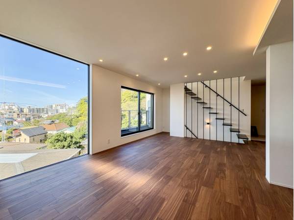 パノラマビューを愉しむ大きな窓が特徴のリビング