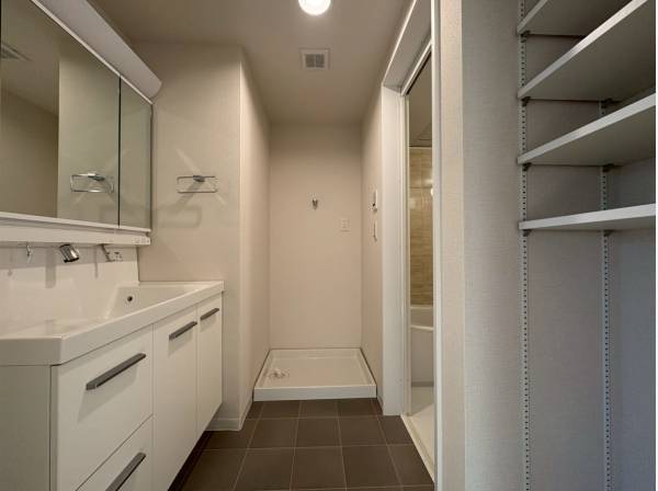 収納たっぷりのパウダールーム