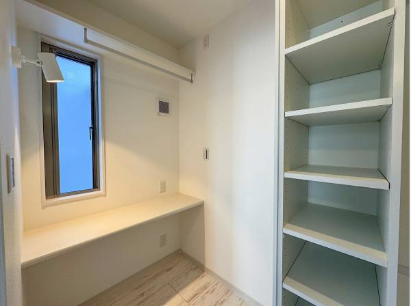 こちらは主寝室の収納。ワークデスクとクローゼット、さらにこの右に棚が。