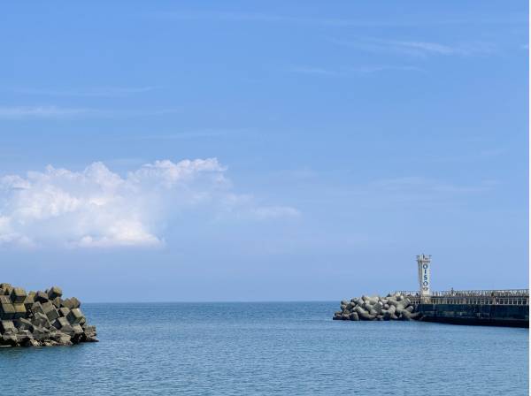 大磯港の灯台です、約3000ｍ