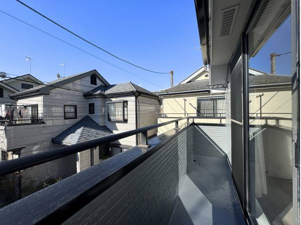 二面備わったバルコニーはどちらもゆとりがあり陽当たり良好