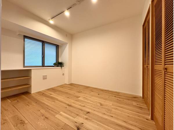 主寝室も温かみのあるデザイン