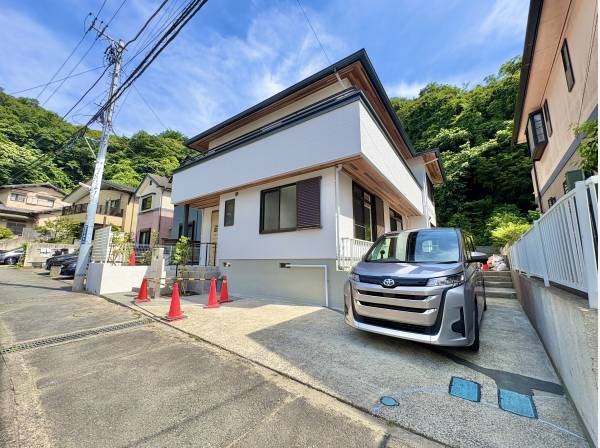 周辺は静かな環境です。交通量も少ない通りです