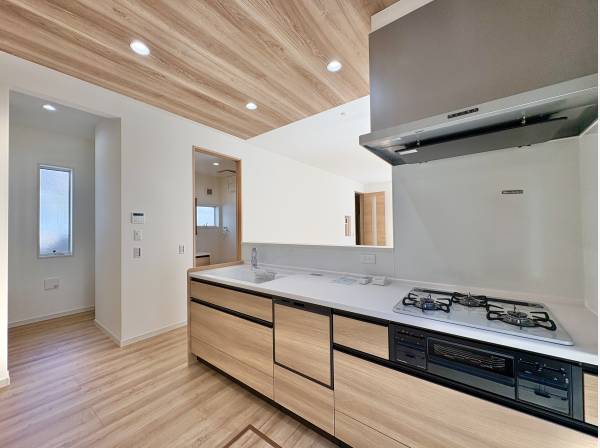 キッチンで会話は家族の繋がりを育みます、まさに家の中心です